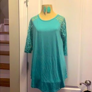 Zenana xlarge.  Lace sleeves. Free earrings